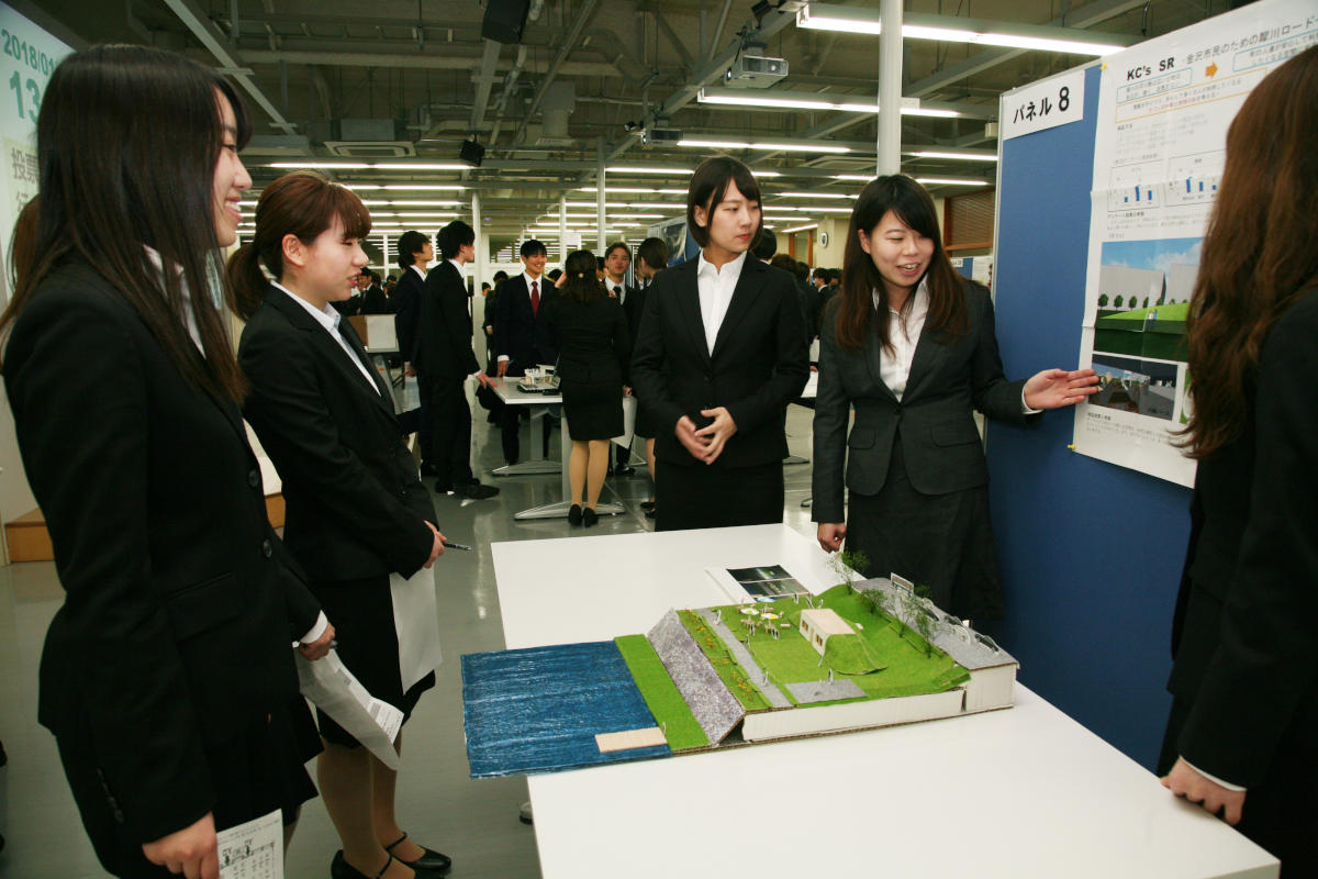 学部2年次生が地域社会や専門に関連した身近な問題に取り組み、解決策を提案。［プロジェクトデザイン実践］公開発表（ポスターセッション、口頭発表）。 -- 金沢工業大学