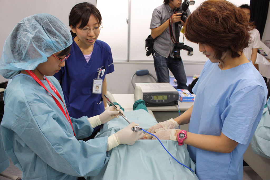 外科医の仕事を模擬体験――昭和大学が8月25日に小・中学生を対象とした「ブラック・ジャックセミナー」を開催