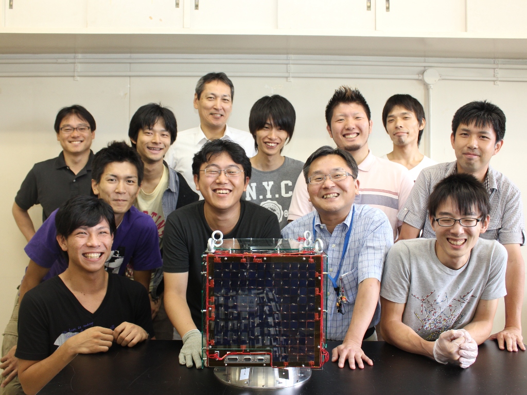 大阪工業大学の小型人工衛星プロジェクト「PROITERES」がいよいよ宇宙へ～超小型人工衛星では世界初・電気推進ロケットエンジンでの動力飛行をめざす～