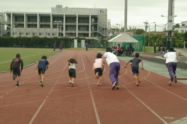 現役の学生アスリートがスポーツ教室で指導――駒澤大学が９月30日に「スポーツフェスティバル in 玉川」を開催