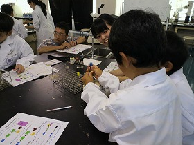 10月8日に学生が地域の子どもたちに実験の楽しさを伝える「キッズラボ」を開催―東京薬科大学