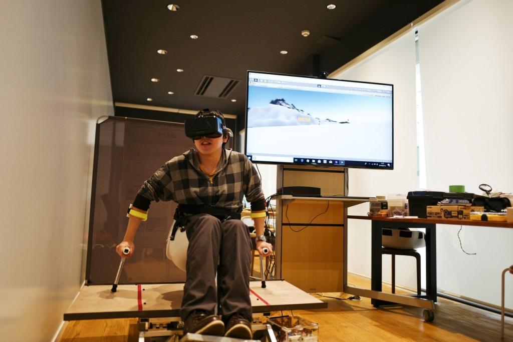 卒業研究で金沢工業大学の学生が日本初のVR型チェアスキー・シミュレータを開発。プロジェクトデザインIII（卒業研究）公開発表審査会とクラスター研究室発表会で実機を公開し、デモンストレーションを実施。