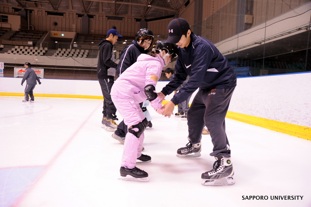 札幌大学スケート部が9月26日、札幌盲学校の生徒にスケートを指導