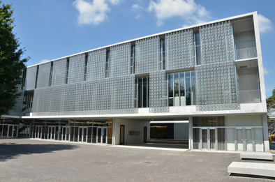 学生とともに造った学園の新たな拠点、総合教育棟が工学院大学八王子キャンパスに完成――日本初の教室用空調イス・地中熱を利用した空調システム・先進の免震構造を搭載