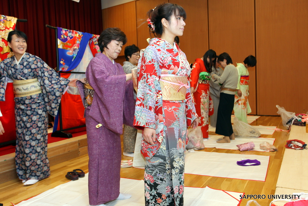 札幌大学が10月24日に、日本文化を体験する留学生対象の国際交流事業「着物着付け・茶道体験教室」を開催