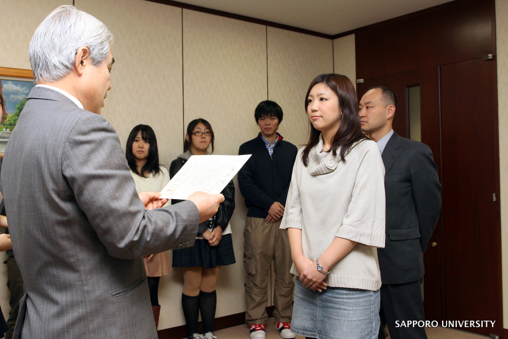 札幌大学の平成25年度学生発案型授業「スキサポ」に「映画で学ぶ現代社会」が決定――外国語学部生を表彰