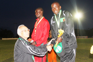 創価大学陸上部のハーリー・ムレンガ選手が、南部アフリカ陸上選手権1500メートル走で優勝