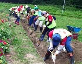 東京薬科大学の学生ボランティア団体IVOLEAが2月11日に、岩手県大槌町でアロマスプレー作りを実施