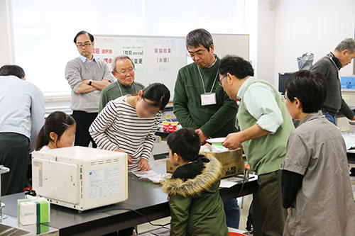 公開講座 親子孫でたのしい仮説実験講座「あかりの科学」を開催 -- 大阪電気通信大学