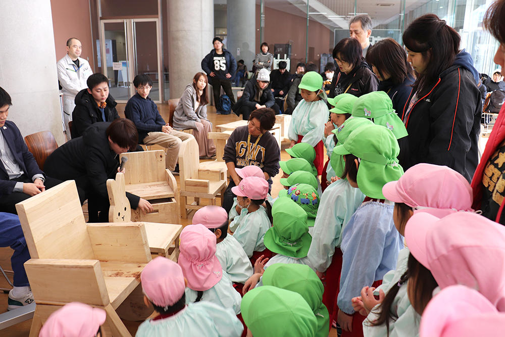 大阪電気通信大学 -- 建築学科の授業で制作した椅子を寝屋川市立中央幼稚園の園児たちに贈呈しました