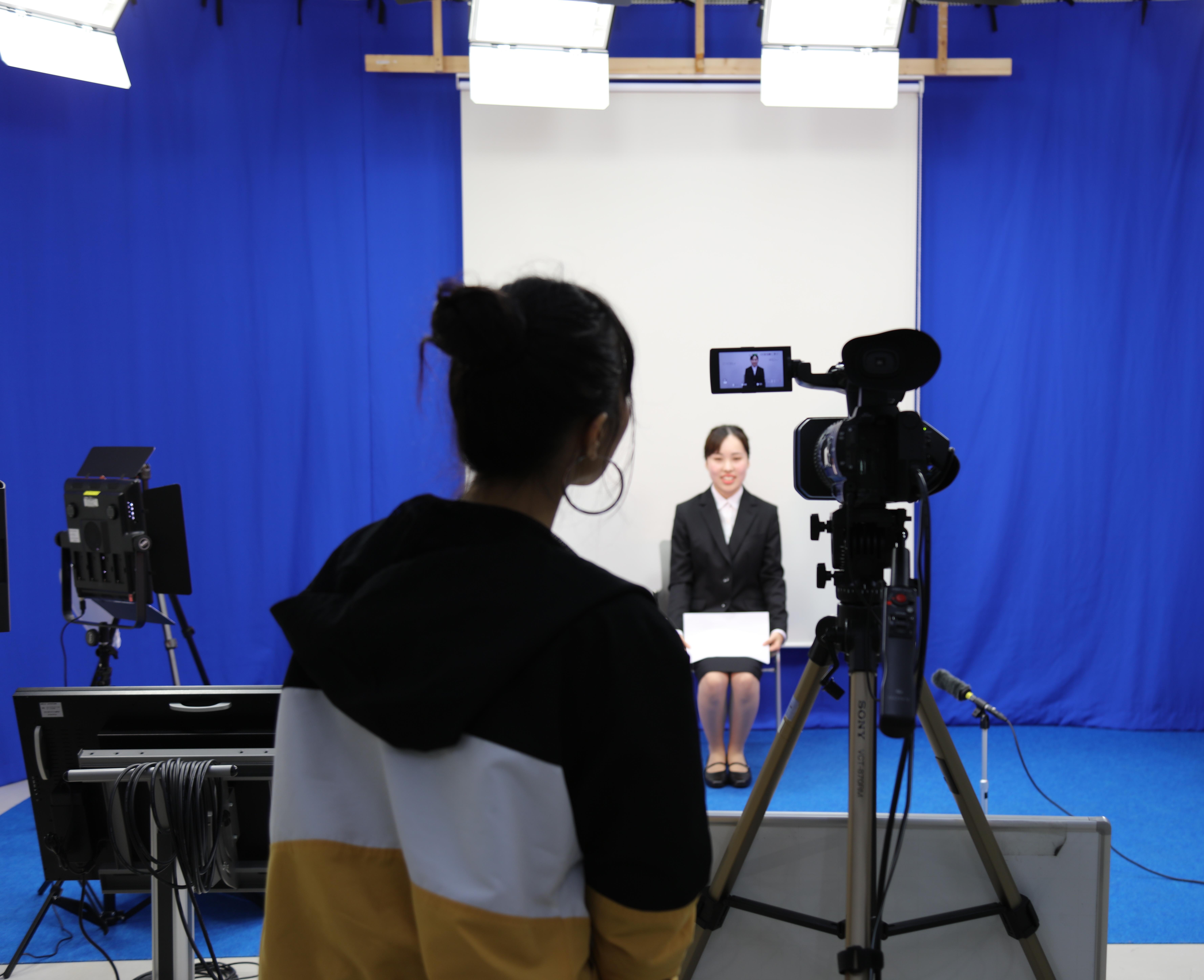獨協大学が学内の撮影スタジオで就活用「自己PR動画」を撮影可能に -- 動画提出企業の増加に対応し、本格的な設備を提供