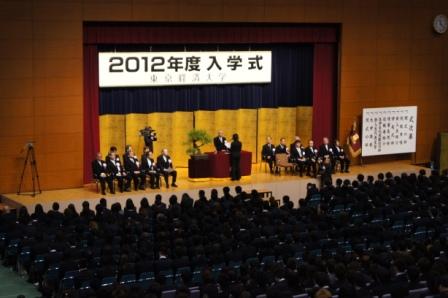 弁護士である東京経済大学教員が4月1日、新入生の保護者を前に注意喚起のガイダンス――巧妙化する犯罪にだまされないために