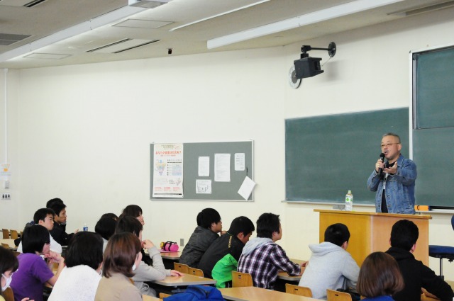 関東学院大学客員教授に就任した映画監督の井筒和幸氏が初回講義を実施