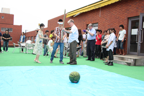 東洋学園大学が「English Lounge」を増設――千葉・流山キャンパスで7年目を迎える「学生が自由に英語を使える場」が東京・本郷キャンパスでも利用可能に