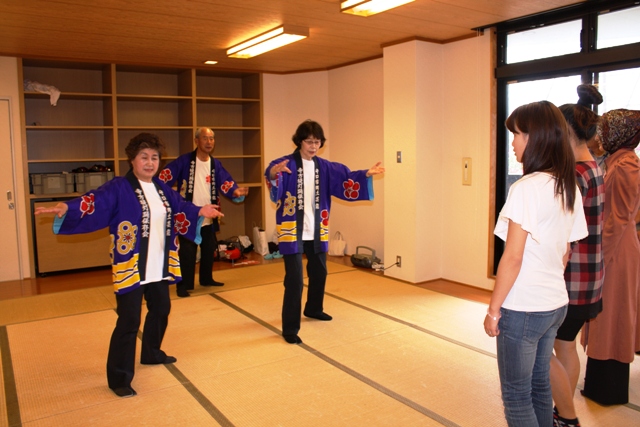 大阪国際大学守口キャンパスで留学生が郷土芸能「寺方提灯踊り」に挑戦