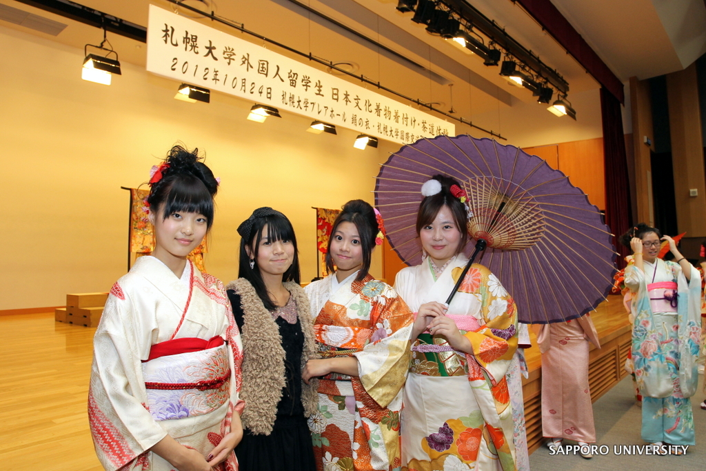 札幌大学が6月27日に留学生対象の日本文化体験を実施――着物着付け・茶道体験