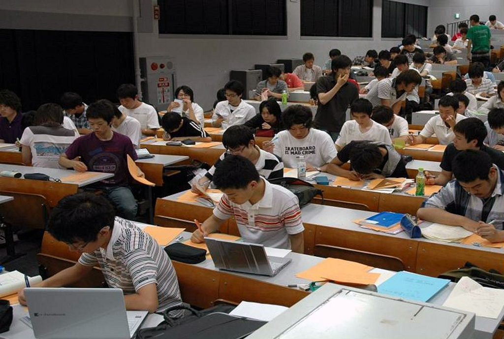 大教室、多人数で“高校生から大学生に変身させる授業”　～　『大学での創造的学び』──日本工業大学の初年次教育