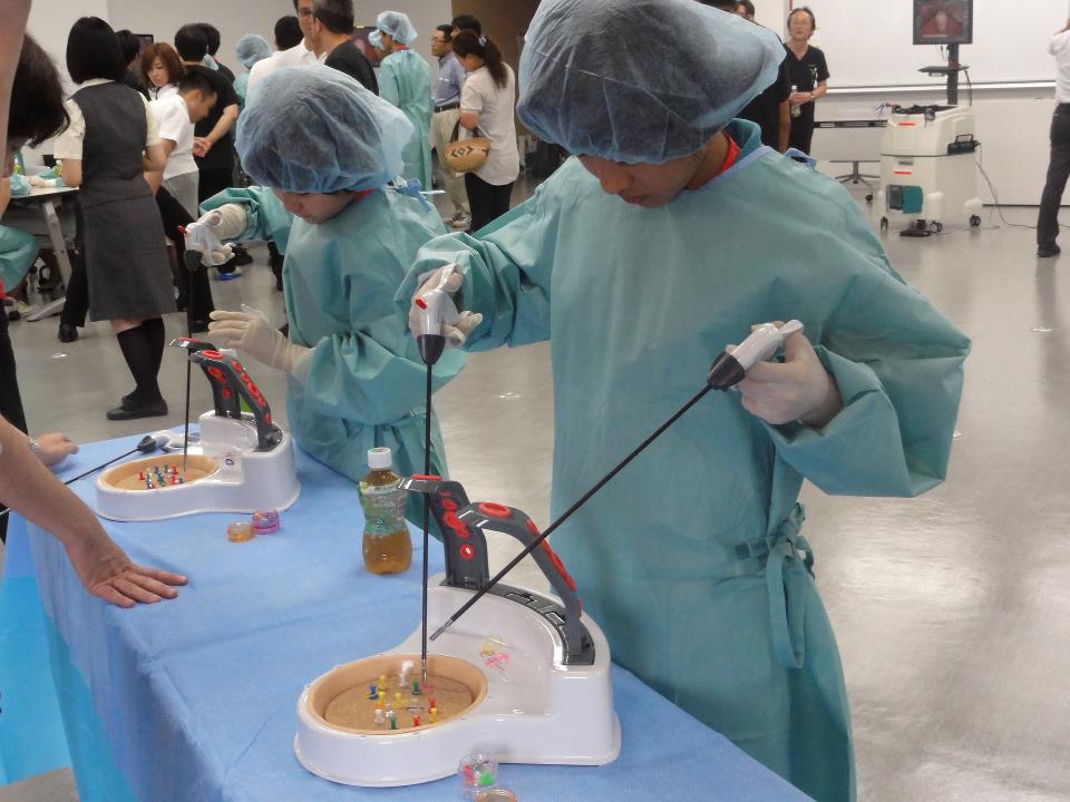 昭和大学が小・中学生を対象に「ブラック・ジャックセミナー」を開催――外科医の仕事を模擬体験