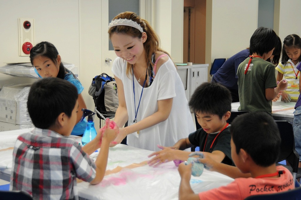 関東学院大学が8月17日に、土木工学を学ぶ女子学生（どぼじょ）による“アートどろだんごづくり教室”を開催