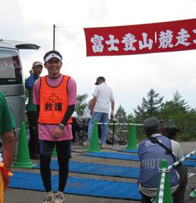 昭和大学の学生が「富士登山競走」で救護ボランティアを実施