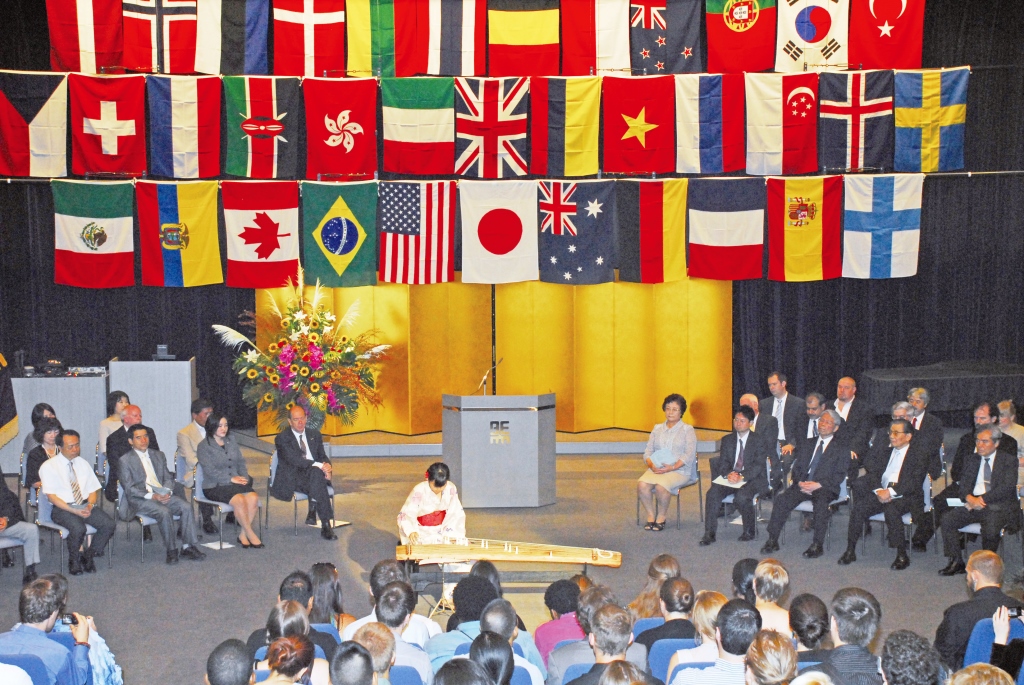 9月2日に関西外国語大学が留学生別科の入学式を挙行――琴の演奏や打ち水で留学生を歓迎
