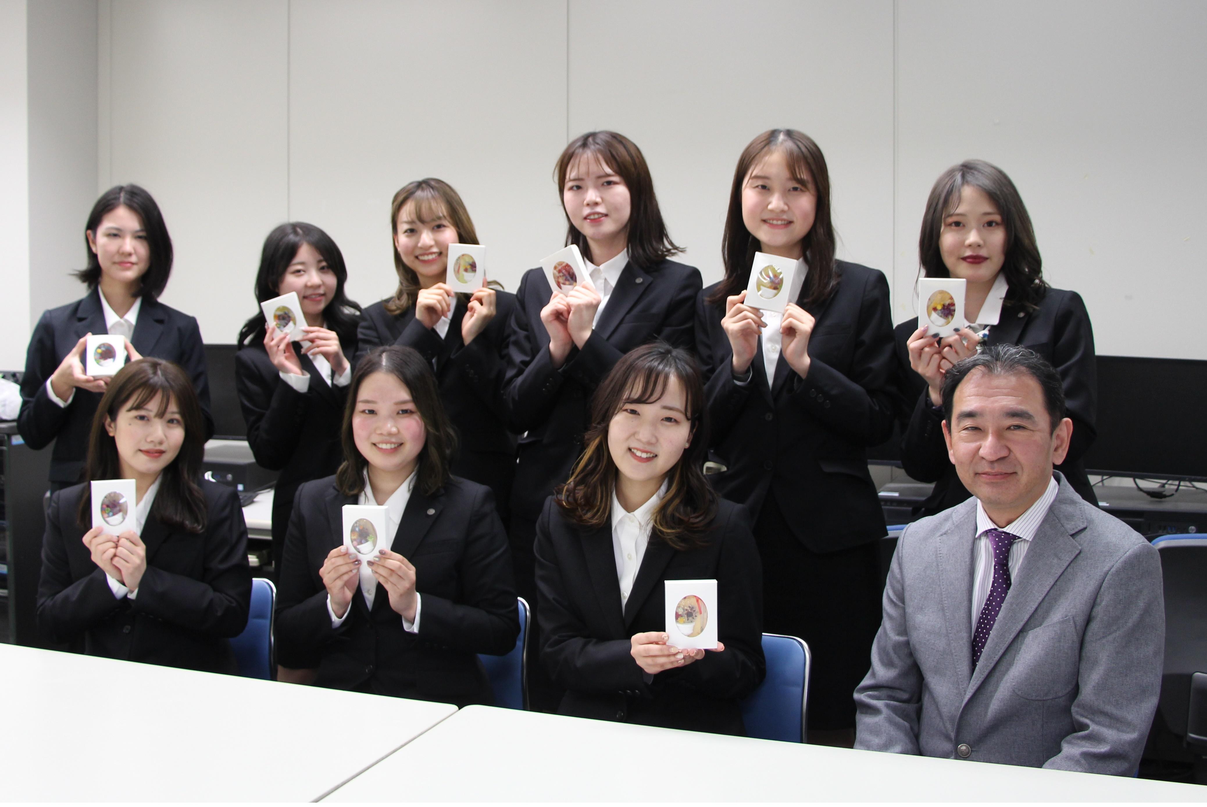 和ろうそくの魅力を発信しよう！と、武庫川女子大学の学生たちが取り組んだ「アロマもくろうバー」が商品化。卒業記念品として卒業生に贈られました。