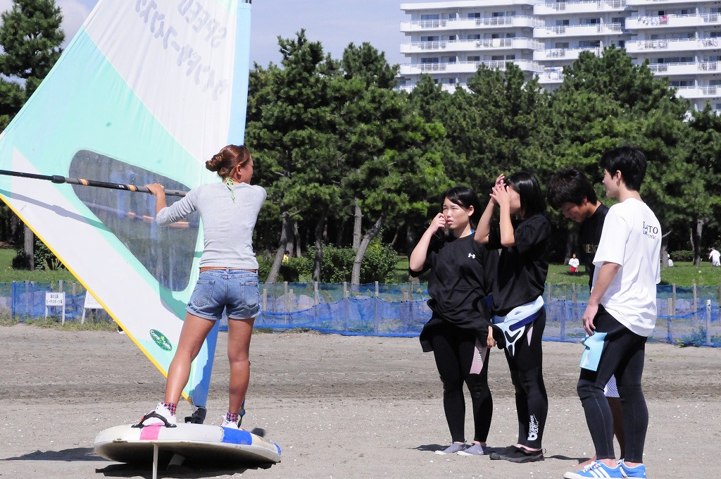 関東学院大学が9月28日、鎌倉・材木座海岸でウィンドサーフィン教室を開催