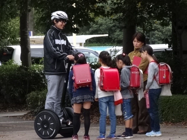 筑波学院大学がセグウェイSegway 活用で小学校児童の下校時支援活動