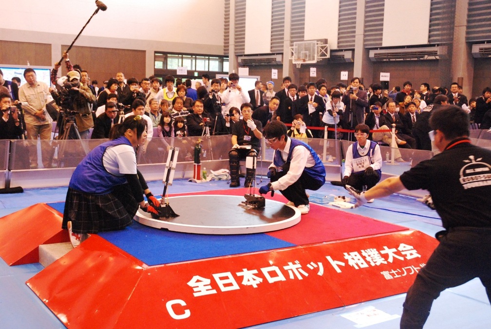 11月24日にものつくり大学にて「第21回　高校生ロボット相撲全国大会」を開催