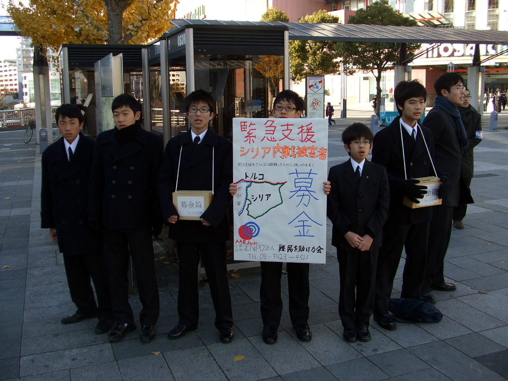 サレジオ学院中学校・高等学校が12月14日に毎年恒例の「クリスマス街頭募金」を実施――今年は台風による被害を受けたフィリピンへ寄付