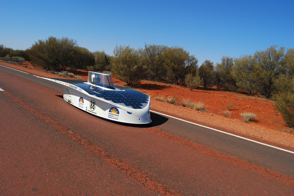 工学院大学が12月12日～14日、豪大陸3,012km砂漠地帯を縦断した「ソーラーカー」を「エコプロダクツ2013」に出展