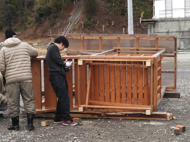 ものつくり大学の同窓会が仮設住宅の屋外階段の移設など、技術力を生かした「被災地支援」を展開――持続的なボランティア活動を目指す