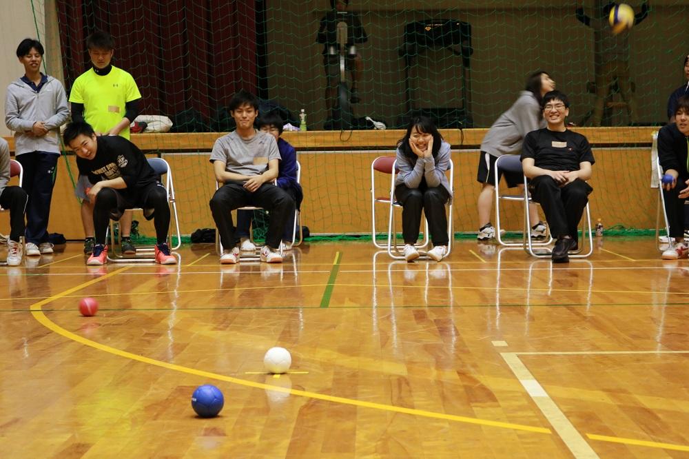 障害者スポーツ大会で義肢装具学専攻の学生が車椅子や義足のリペアブースを出展 -- 広島国際大学