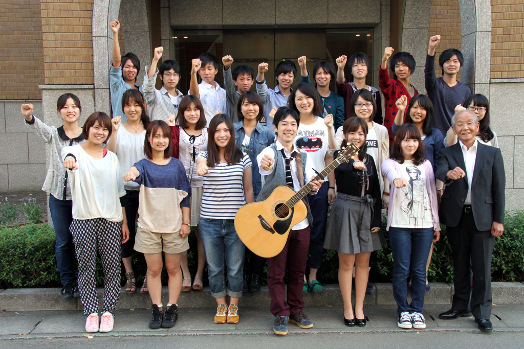 松山大学生が同大の応援歌を制作――卒業生で歌手の「友近890」が作曲を、在学生らが作詞を担当