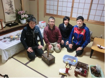 龍谷大学スポーツサイエンスコースの学生が、東日本大震災復興支援の寄付を目的に京都マラソンで念珠ブレスレットを製作・販売