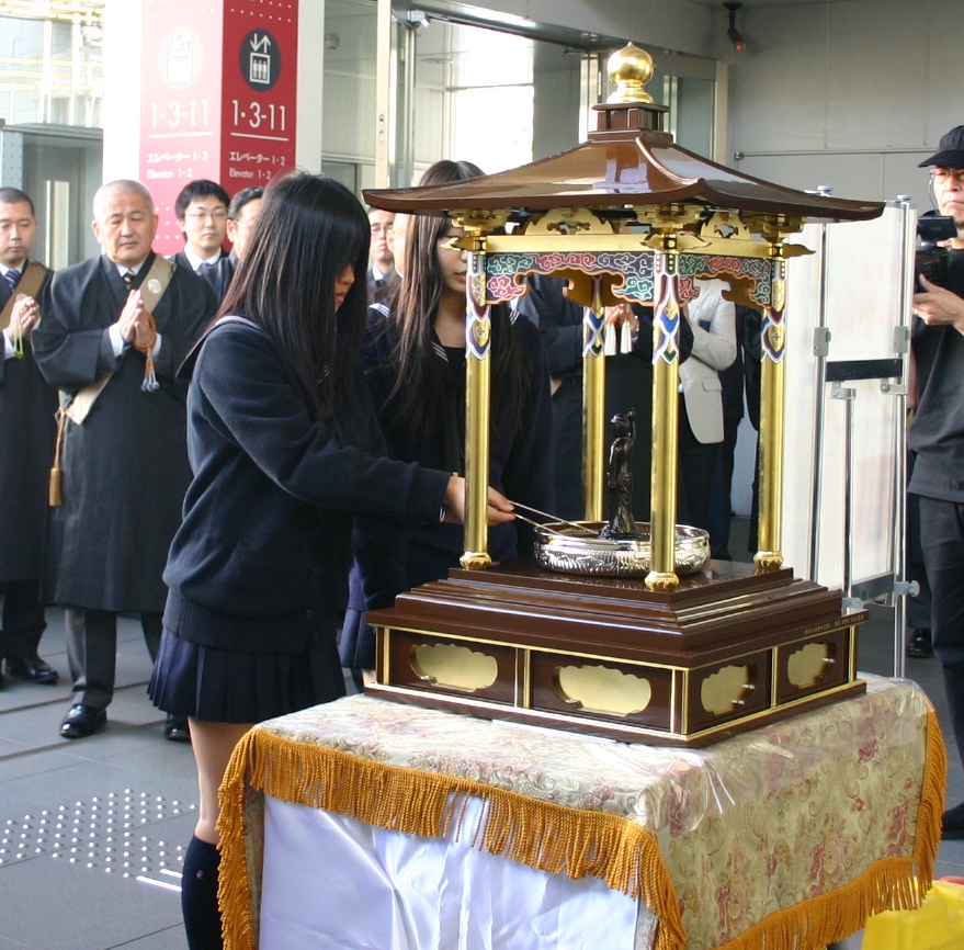 立正大学が4月、熊谷・品川両キャンパスにて「花まつり」を開催―――日蓮宗を淵源とする同大への新入生を歓迎