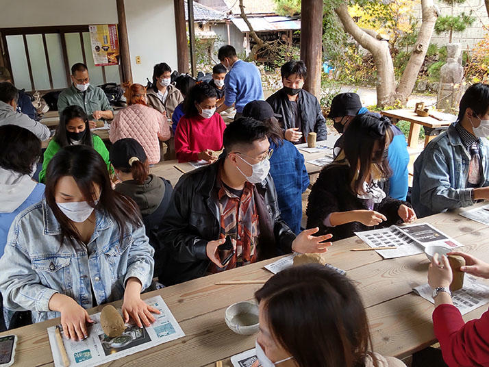 江戸川大学国際交流センターが「留学生バスツアー」を3年ぶりに実施 -- 海外からの留学生らが茨城県の笠間市と大洗町を訪問し交流を深める