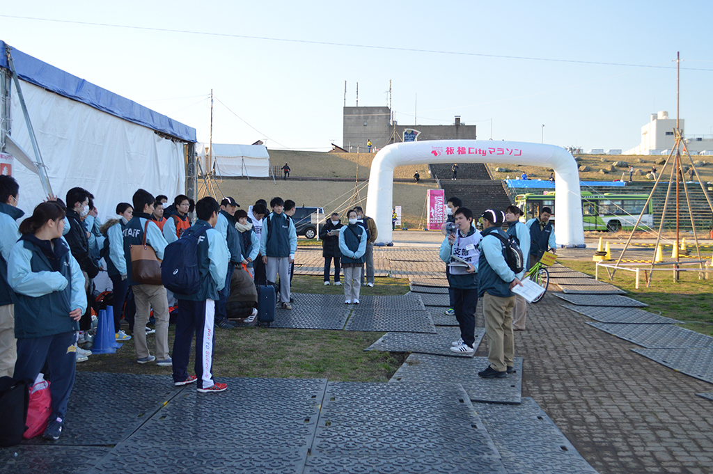 帝京大学医療技術学部の学生らが2014板橋Cityマラソンでボランティア活動――市民とのかかわりの中で社会性を育む