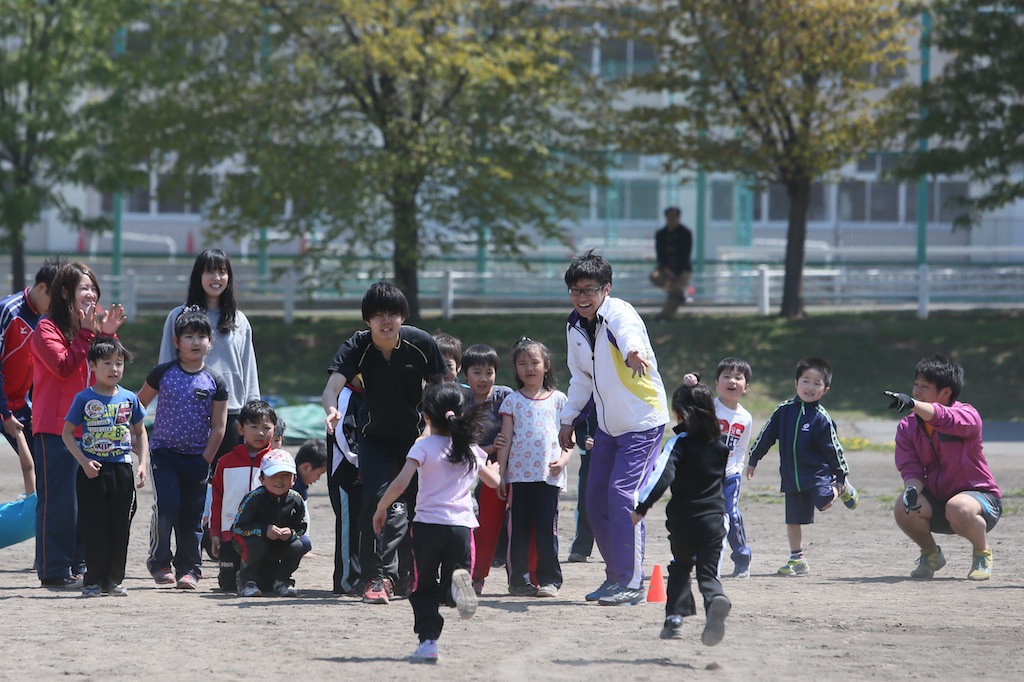 札幌大学が「小学生のためのかけっこ教室」を開催――陸上競技部員が中心となり、小学生に正しく、速く走るコツを指導