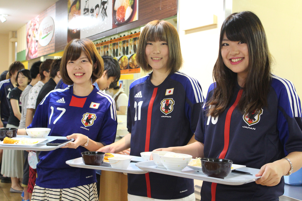 帝京大学八王子キャンパスが「FIFAワールドカップブラジル大会 日本対ギリシャ戦」のパブリックビューイングを、100円朝食を実施している学生食堂で開催