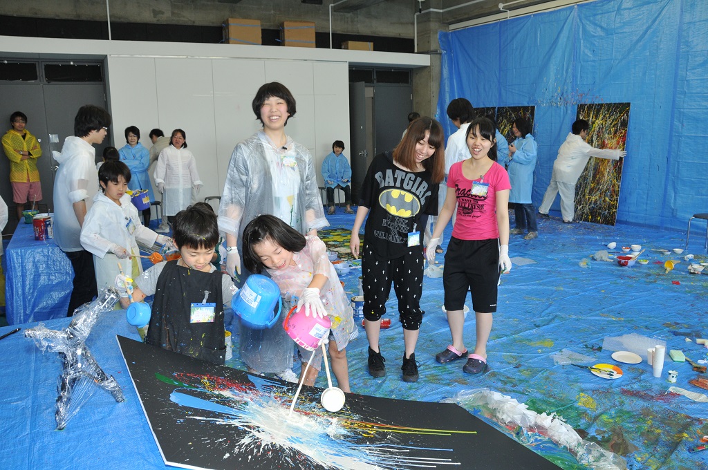 玉川大学芸術学部・町田市立金井小学校・町田市立博物館教育連携「はじけろ！みんなで虹色あそび」展開催