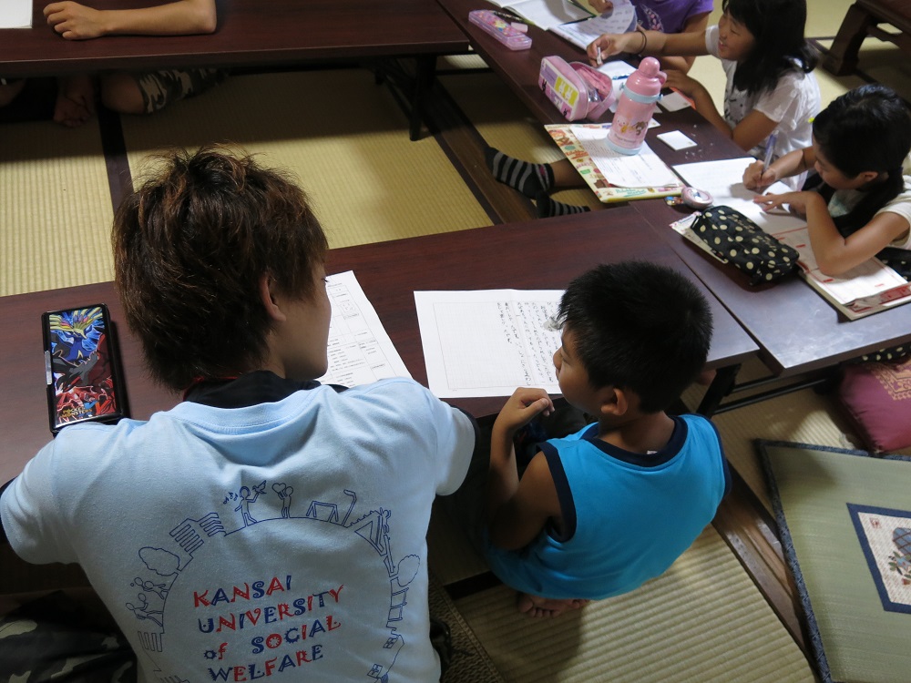 関西福祉大学が地域の小学生を対象に「なつやすみ宿題教室」を開催――赤穂、上郡、備前の3会場で実施