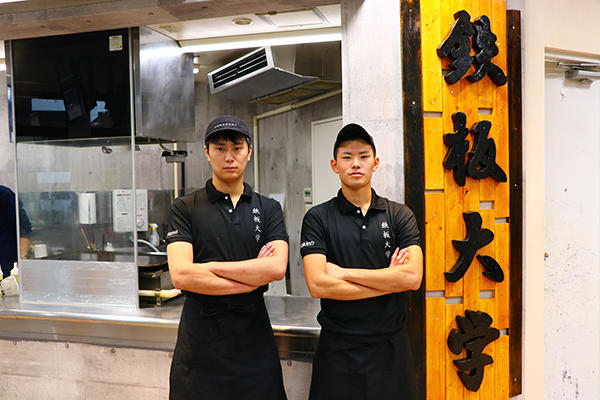 千葉商科大学 学生ベンチャー食堂　新店舗「鉄板大学」10/18オープン!!　鉄板を使用したライブキッチン。大学や地域のPRにも貢献するB級グルメ専門店