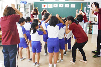 神田外語大学の学生が9月1日～5日まで福島県を訪問し、外国語教育支援ボランティアを実施――4年目を迎える東日本大震災復興支援プロジェクトの一環