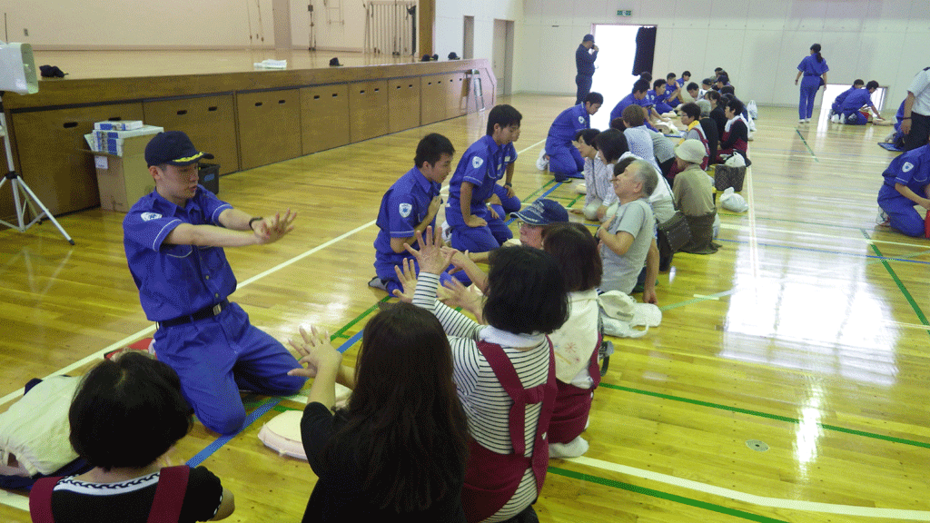 帝京大学の学生が北区防災訓練で区民らに「身近なものでできる応急手当」を指導――地域貢献に取り組む救急救命士コースの学生
