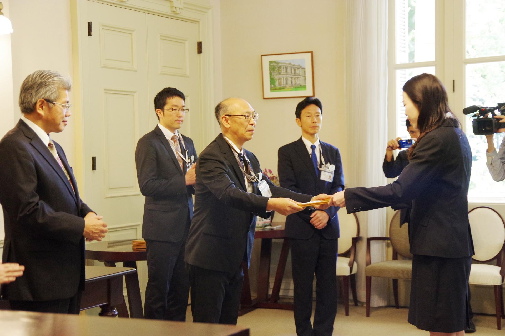 清泉女子大学地球市民学科の学生に東京都下水道局から感謝状を贈呈 -- 東急池上線の五反田・蒲田駅間沿線地域の「生活名所」として戸越銀座商店街の下水道幹線を紹介