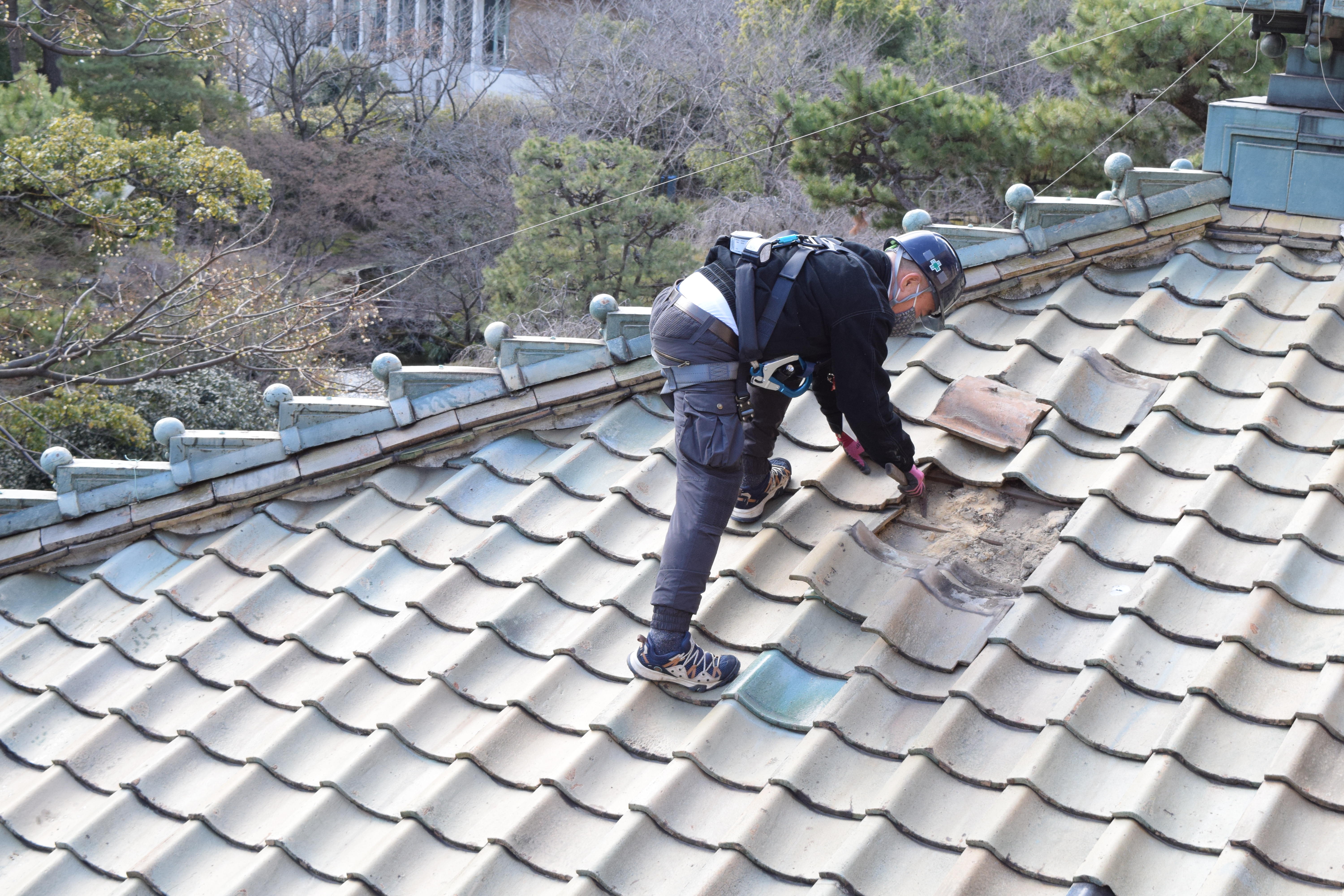 1930年に旧甲子園ホテルとして竣工した阪神間モダニズムを代表する名建築・武庫川女子大学の甲子園会館で、竣工以来初の瓦の全面葺き替えが始まりました。