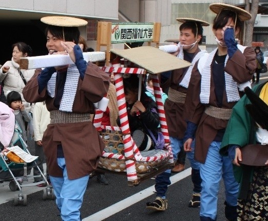 関西福祉大学学友会が、12月14日（日）開催の赤穂市最大のイベント「第111回赤穂義士祭」で「第2回早かごレース」を開催