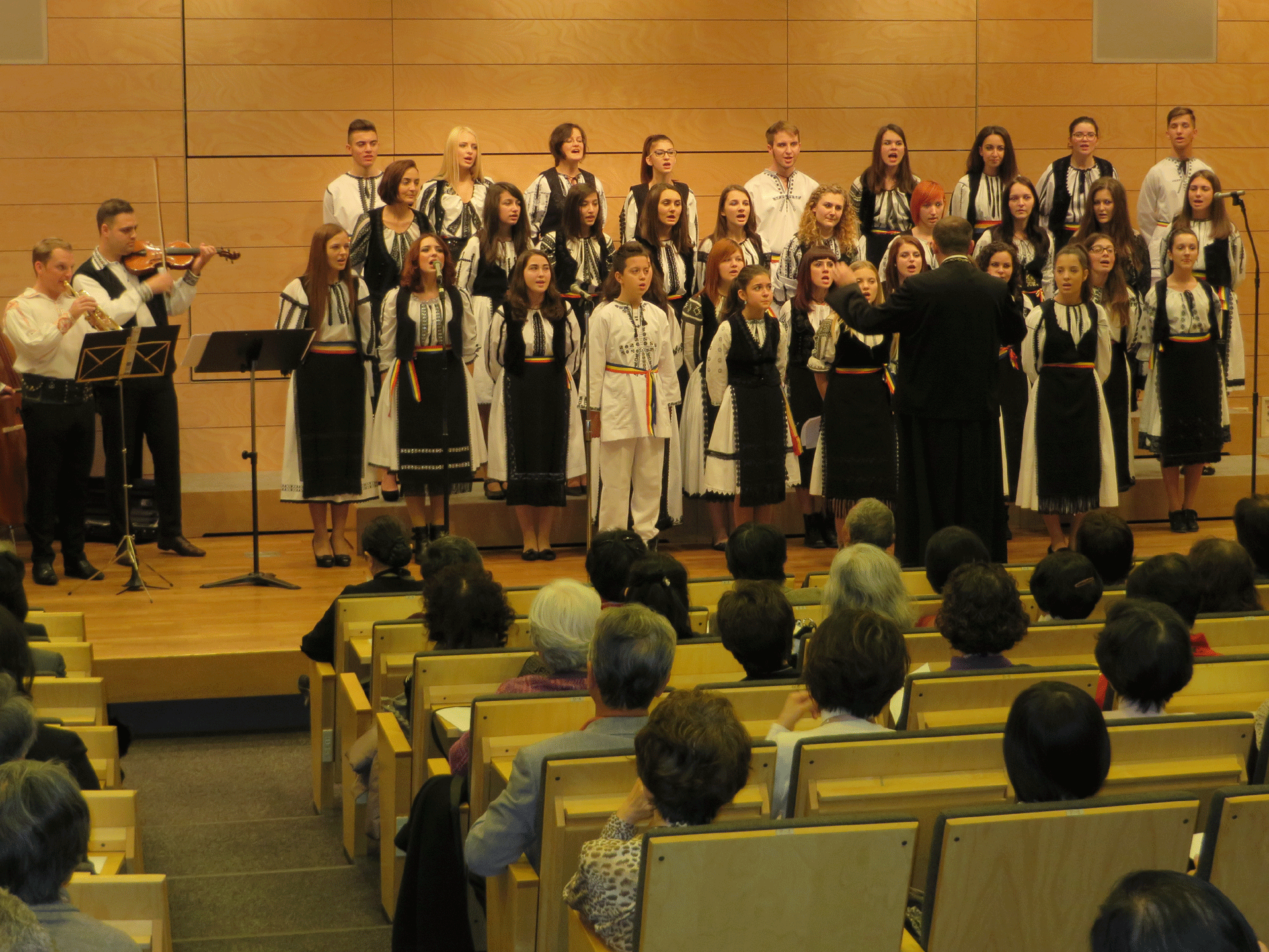 城西大学が12月2日にルーマニアの「テオトコス少年少女合唱団」を招き、クリスマスコンサートを開催