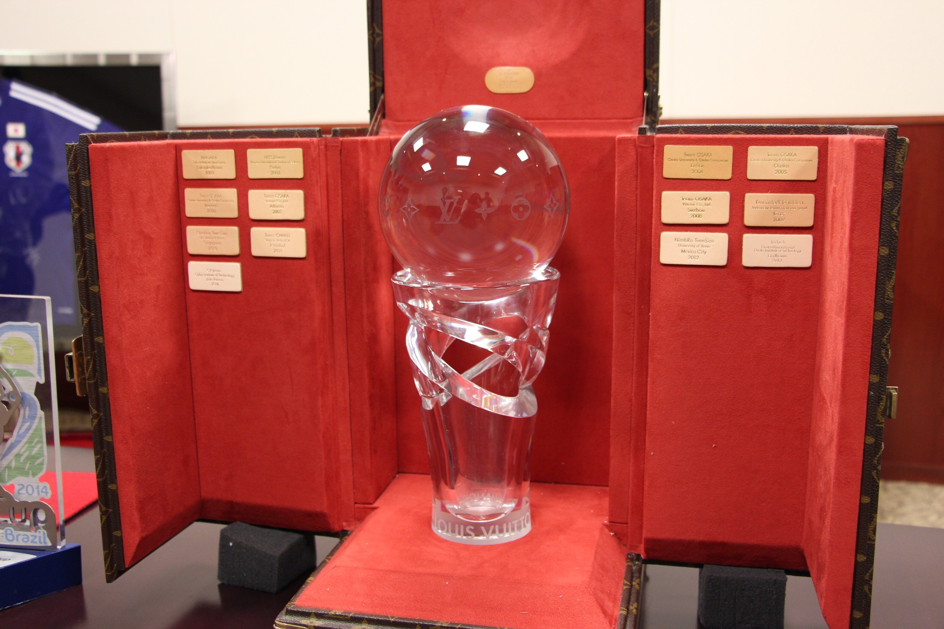 千葉工業大学が「ロボカップ2014世界大会」で授与された「ルイ・ヴィトン・ヒューマノイドカップ」を東京スカイツリータウンキャンパスで公開――活躍したロボットも同時展示